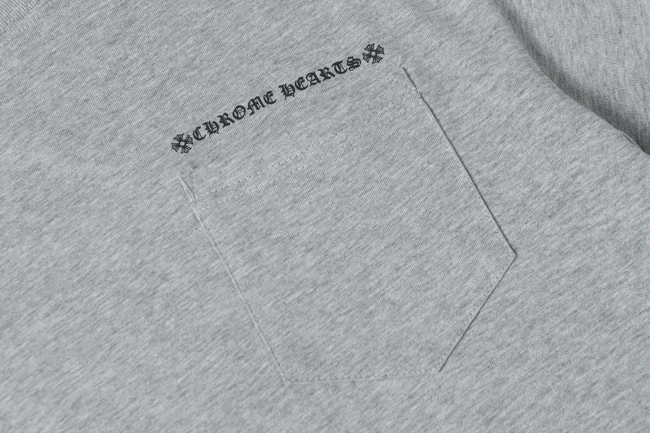 P150 Cross-border model, please do not place an order if you are pursuing quality - Chrome Hearts/Chrome Hearts Graffiti ✍️ printed short-sleeved T-shirt - High weight, high density and high quality. The wool is soft, delicate and skin-friendly. Soft and silky to the touch. Excellent warmth and skin-friendly properties. - Customized weaving and dyeing, no color difference, no matter the fabric or workmanship details. Comparing with the ordinary version on the market -Colour: floral gray -Size: S M L XL